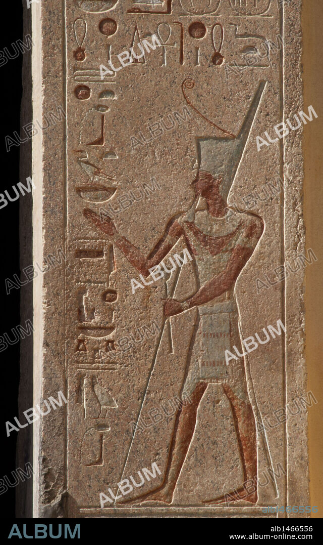 ARTE EGIPCIO. EGIPTO. Representación de la faraona HATSHEPSUT, reina de la XVIII Dinastía del Imperio Nuevo. Se encuentra en el patio de la segunda planta del Templo de Deir-El Bahari. TEBAS.