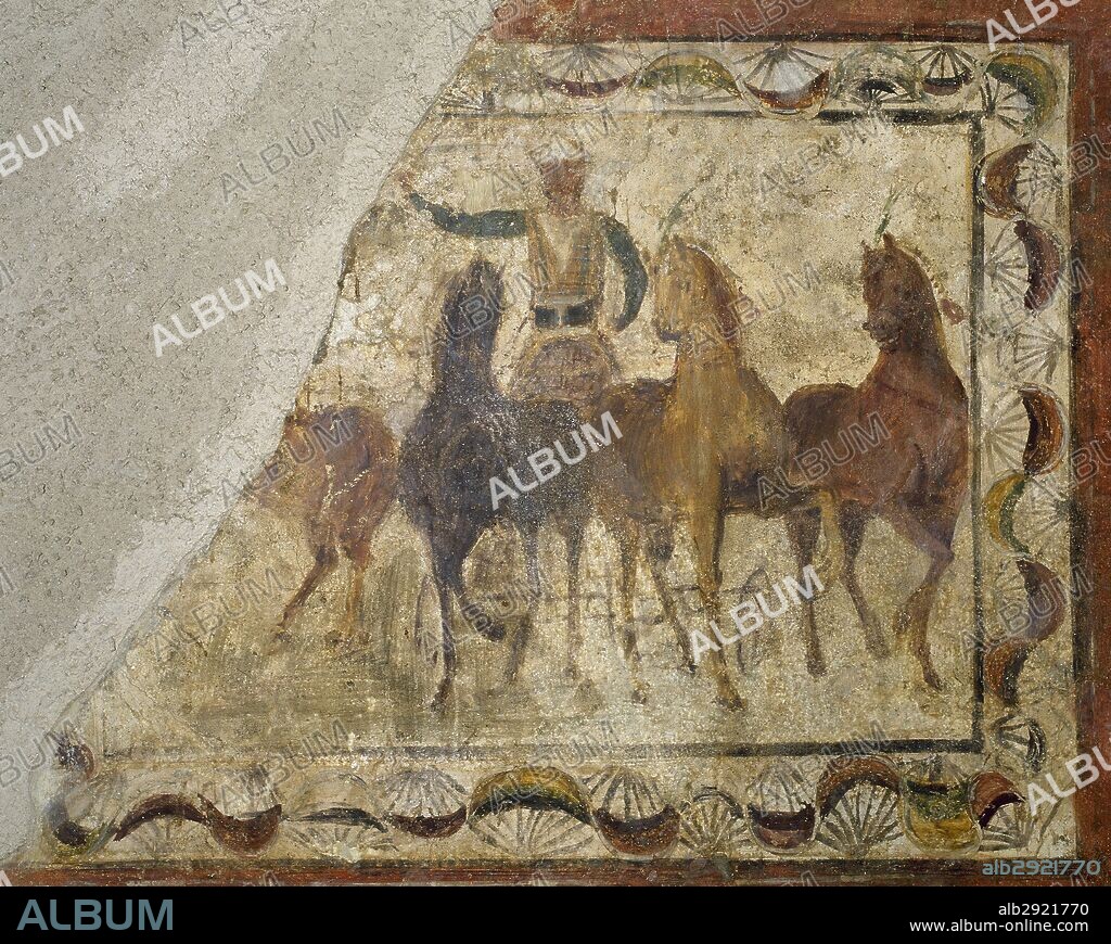 Pintura mural donde se representa una AURIGA VENCEDORA SOBRE SU CUADRIGA (siglo IV d. C.). Reproducción de una habitación de una casa romana (Domus), con excepcional conjunto pictórico. Museo Nacional de Arte Romano. Mérida. Provincia de Badajoz. Extremadura. España.