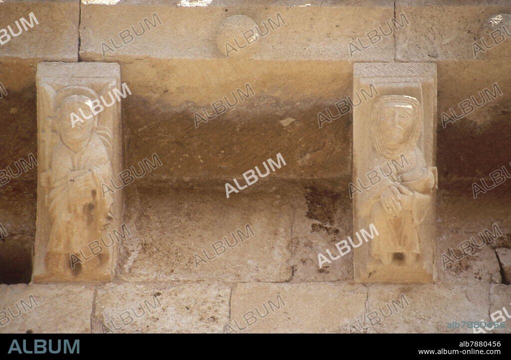 MENSULAS DECORADAS CON FIGURAS HUMANAS - SIGLO XII - ROMANICO ESPAÑOL.