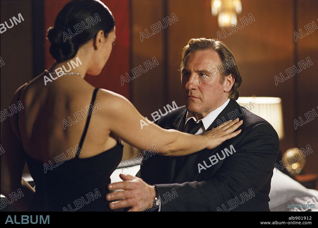 GERARD DEPARDIEU and MONICA BELLUCCI in COMBIEN TU M'AIMES?, 2005, directed by BERTRAND BLIER. Copyright FIDELITE PRODUCTIONS.