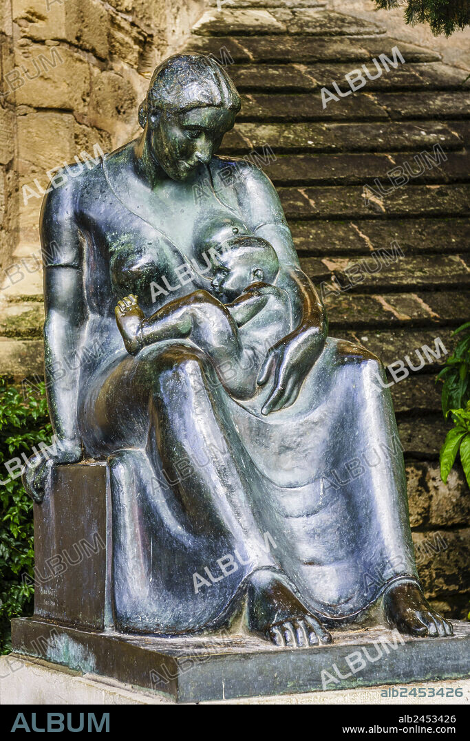 Maternity, bronze, 1940, Author: Màrius Vives, Location: Passeig Dalt Murada, Mallorca, Balearic Islands, Spain.
