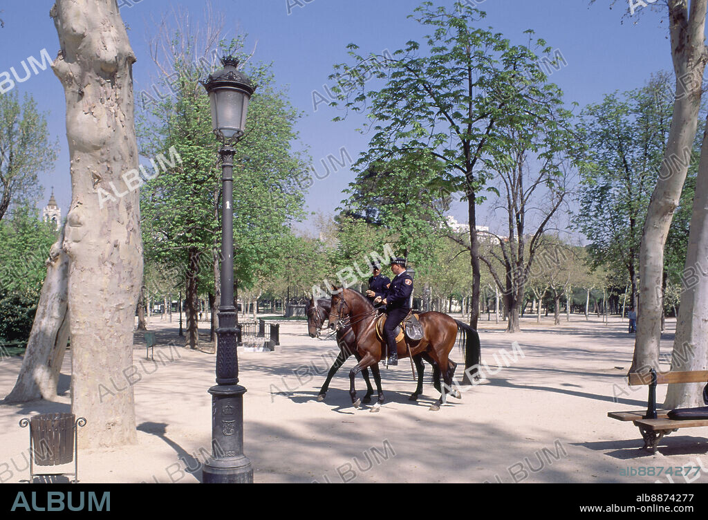 POLICIA NACIONAL A CABALLO PASEANDO POR EL RETIRO.