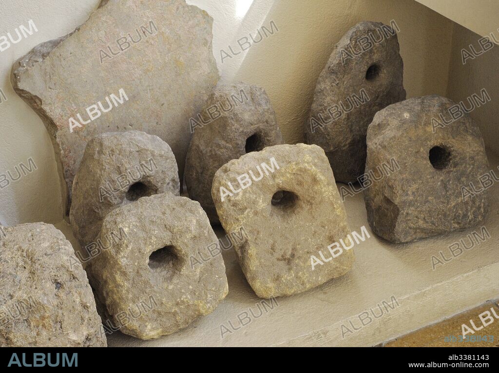 Era romana. Contrapesos. Procedentes del anfiteatro. Formarían parte de la tramoya o maquinaria escénica de los espectáculos, de la que se han identificado algunos montacargas. Tarragona. Museo Nacional Arqueológico. Tarragona, Cataluña, España. Roman era. Counterpoise. From the amphitheater of Tarraco. I would form part of the stage machinery of the spectacles. National Archaeological Museum. Tarragona. Catalonia, Spain.