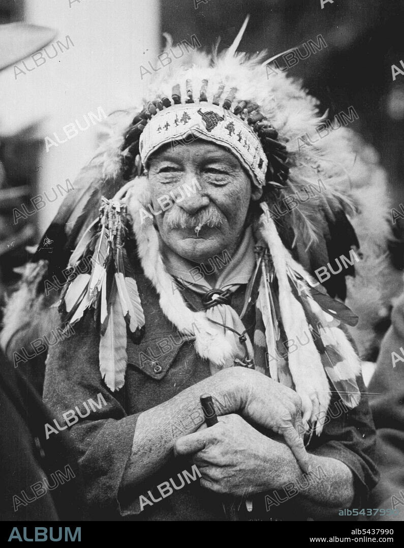 Anxiety For Chief Scout -- Lord Baden Powell in his head dress as Indian Chief Di Donna Night Glenshee. presented to him when he was made an Indian Chief.  It was stated today that Lord Baden Powell had a slightly better night but his condition was still extremely grave. January 26, 1934. (Photo by Fox Photos).;Anxiety For Chief Scout -- Lord Baden Powell in his head dress as Indian Chief Di Donna Night Glenshee. presented to him when he was made an Indian Chief.  It was stated today that Lord.