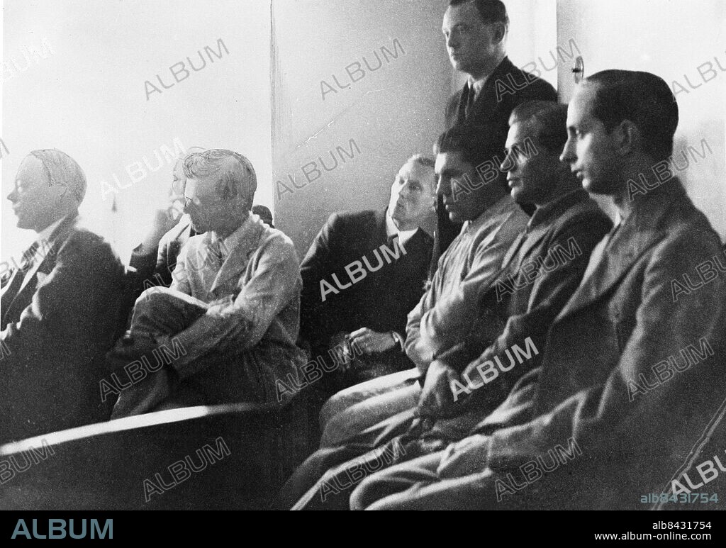 VÄSTERÅS 1936.. Orig. bildtext... SALAMÖRDARNA fr.v. Abrahamsson, Jansson, Hedström och Nilsson-Thurneman under förhören. Not. Ärkeidioten Nilsson-Thurneman längst till höger Anm. Salaligan genomförde rån och mord under 1930-talet. Ledande person i gruppen var Sigvard Nilsson-Thurneman. Sala-ligan persons: ROLAND ABRAHAMSSON;KARL HERBERT JANSSON;BROR HEDSTRÖM;SIGVARD NILSSON-THURNEMAN sites: SVERIGE;VÄSTERÅS.