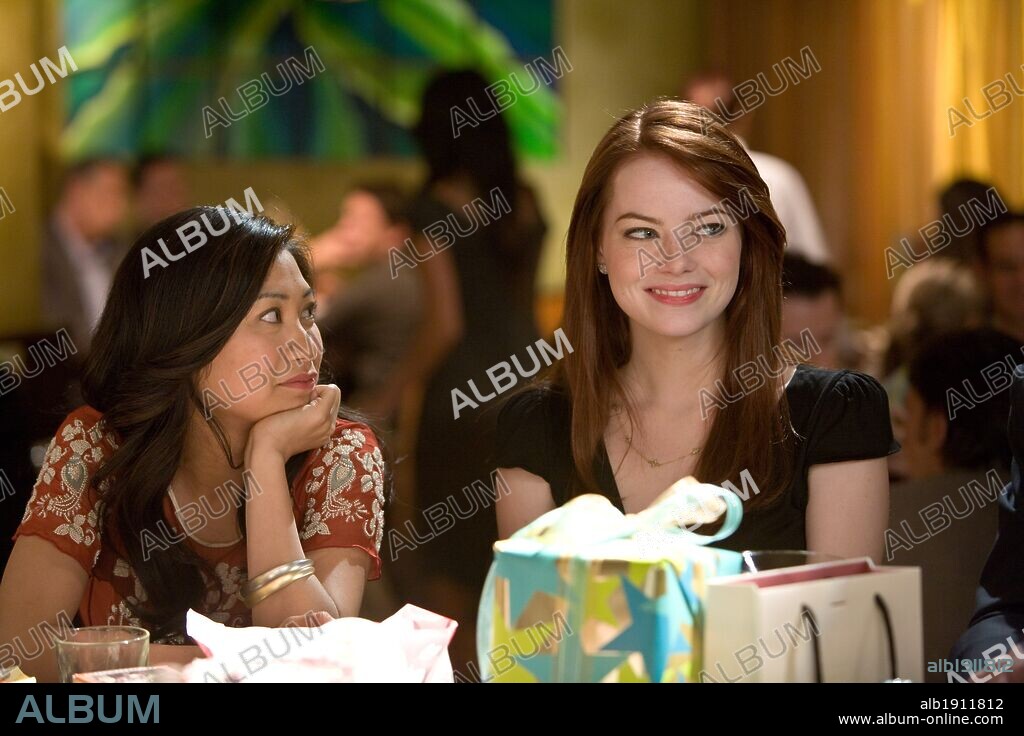 EMMA STONE and LIZA LAPIRA in CRAZY, STUPID, LOVE, 2011, directed by GLENN FICARRA and JOHN REQUA. Copyright CAROUSEL PRODUCTIONS / GLASS, BEN.