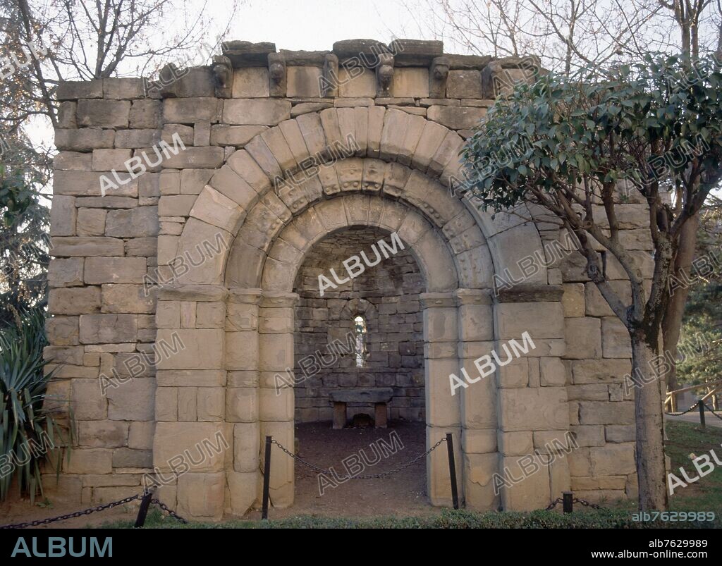 ERMITA DE SARSA - RUINAS ROMANICAS - ARQUIVOLTAS EN LA PORTADA - SIGLO XII.