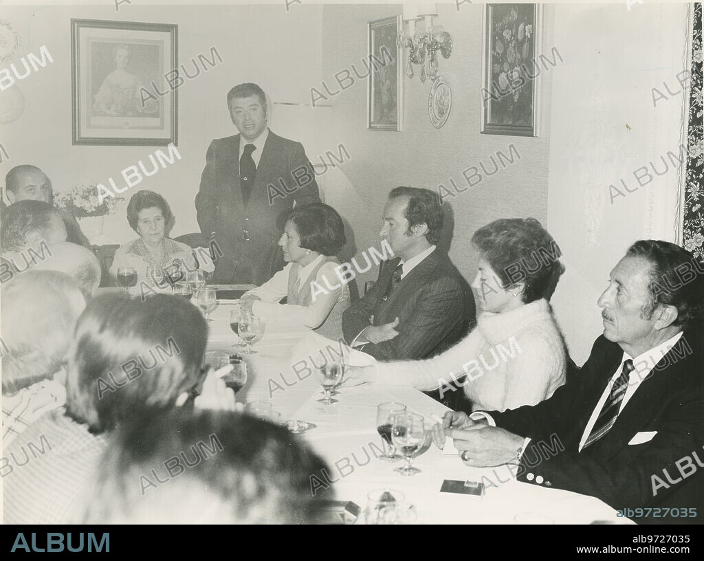 Madrid, mayo de 1977. En el restaurante Solchaga, Fina de Calderón presenta su disco y su libro, ambos del mismo título, «Grito, fuego, luna o Federico García Lorca». En la imagen, Josefina Carabias, Tico Medina, Fina de Calderón, Mariano de Zúñiga (director general de Fonogram), Aitana Alberti y Fernando Gutiérrez de Calderón.