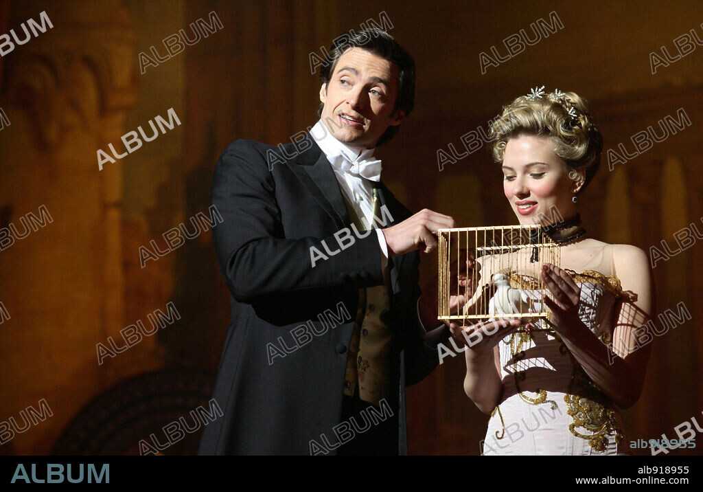 HUGH JACKMAN y SCARLETT JOHANSSON en EL TRUCO FINAL-EL PRESTIGIO, 2006 (THE PRESTIGE), dirigida por CHRISTOPHER NOLAN. Copyright NEWMARKET PRODUCTIONS/SYNCOPY/TOUCHSTONE PICTURES/WARNER BRO.