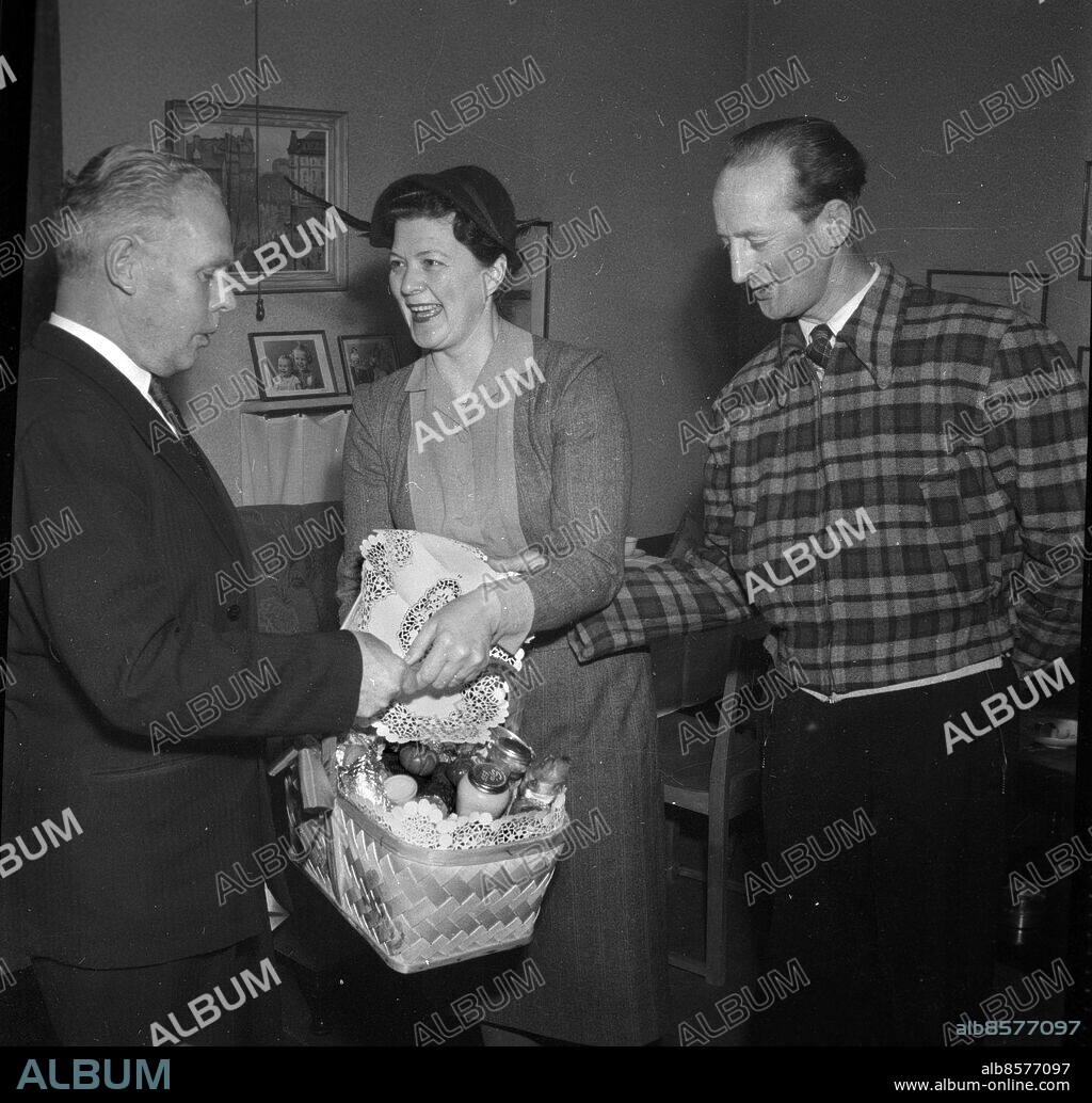 Göteborg - 1955-01-14 - Före fotbollsspelaren Sven Rydell uppvaktas på sin 50-årsdag *** Local Caption *** GT Låda Krep 2010-01. KAMERAREPORTAGE.