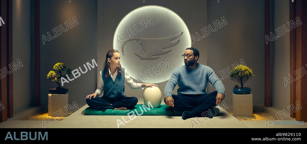CHIWETEL EJIOFOR and EMILIA CLARKE in THE POD GENERATION, 2023, directed by SOPHIE BARTHES. Copyright Quad / Scope Pictures.
