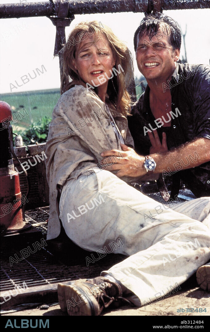 BILL PAXTON and HELEN HUNT in TWISTER, 1996, directed by JAN DE BONT. Copyright UNIVERSAL PICTURES / JAMES, DAVID.