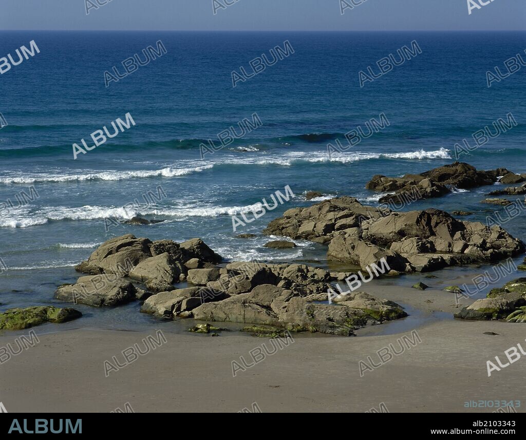 GALICIA. Vista de la PLAYA DE"OS CASTROS". Municipio de Ribadeo. Comarca de A Mariña Oriental. Provincia de Lugo. España.