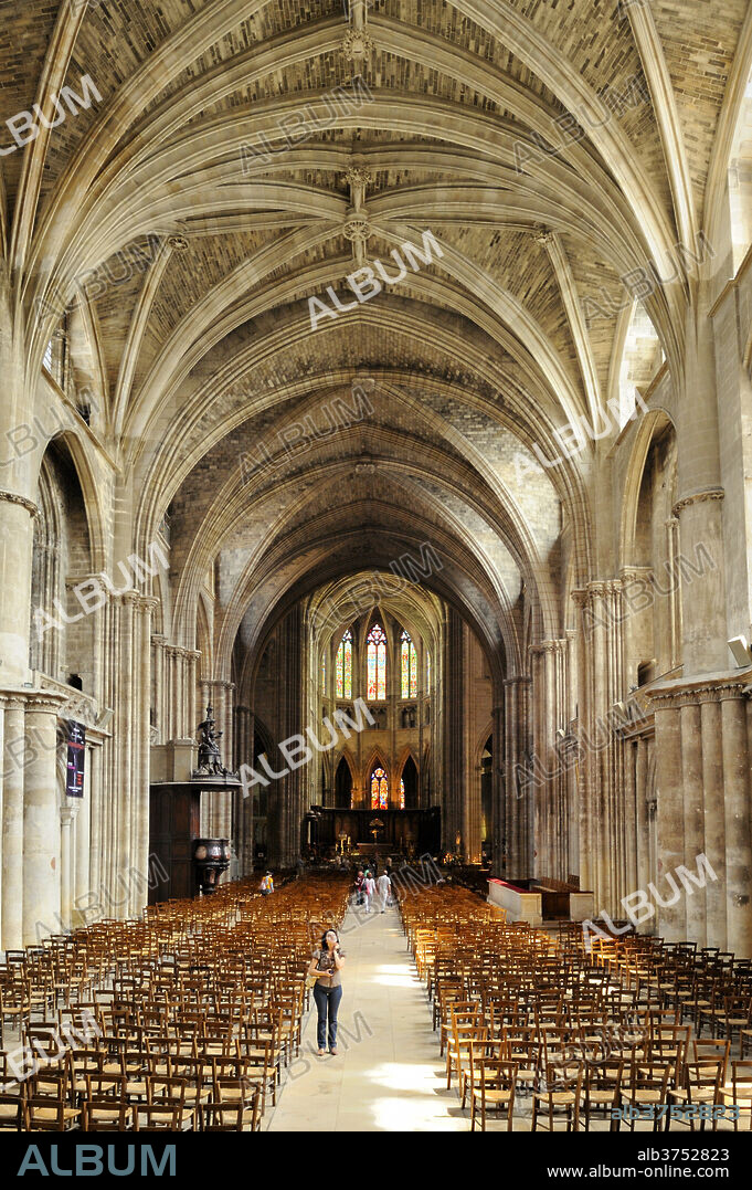 Interior of Cathedrale Saint Andre (St. Andrews Cathedral), Bordeaux, UNESCO World Heritage Site, Gironde, Aquitaine, France, Europe.