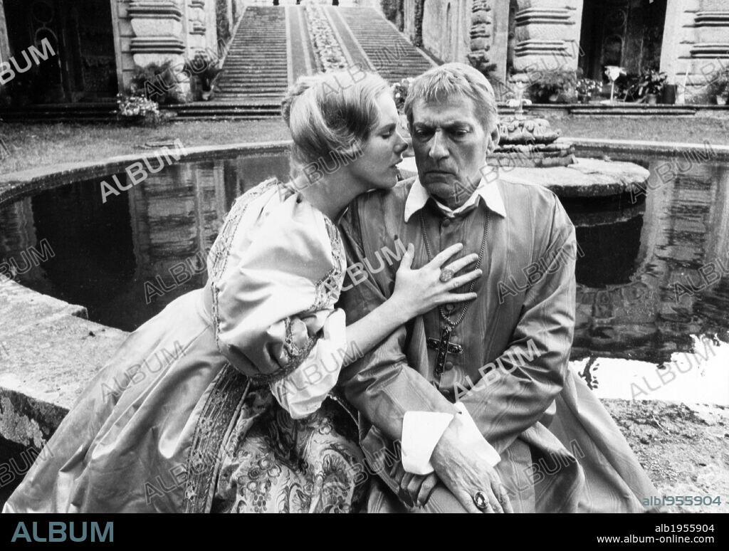 LIV ULLMANN et PETER FINCH dans THE ABDICATION, 1974, réalisé par ANTHONY HARVEY. Copyright WARNER BROTHERS.