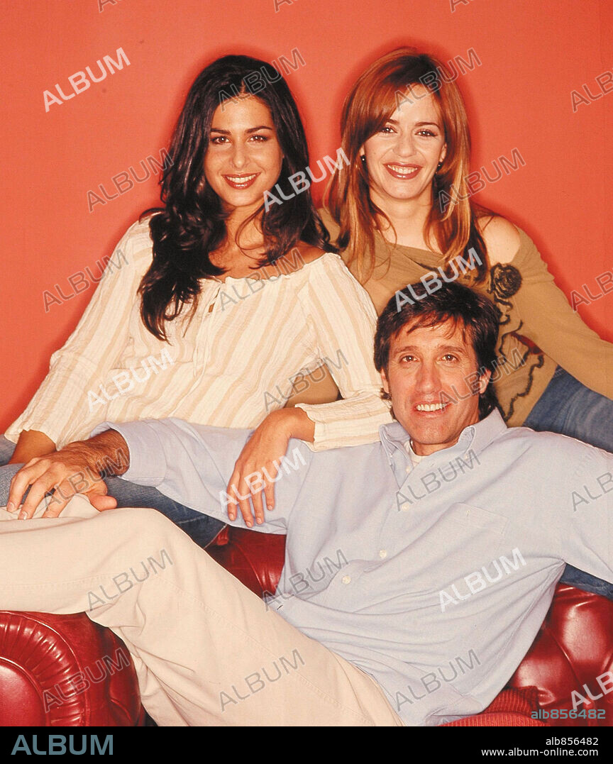 EMILIO ARAGON, MARIA ADANEZ and NURIA ROCA in JAVIER YA NO VIVE SOLO-TV, 2002, directed by JESUS RODRIGUEZ and MARIA CERECEDA. Copyright GLOBO MEDIA.