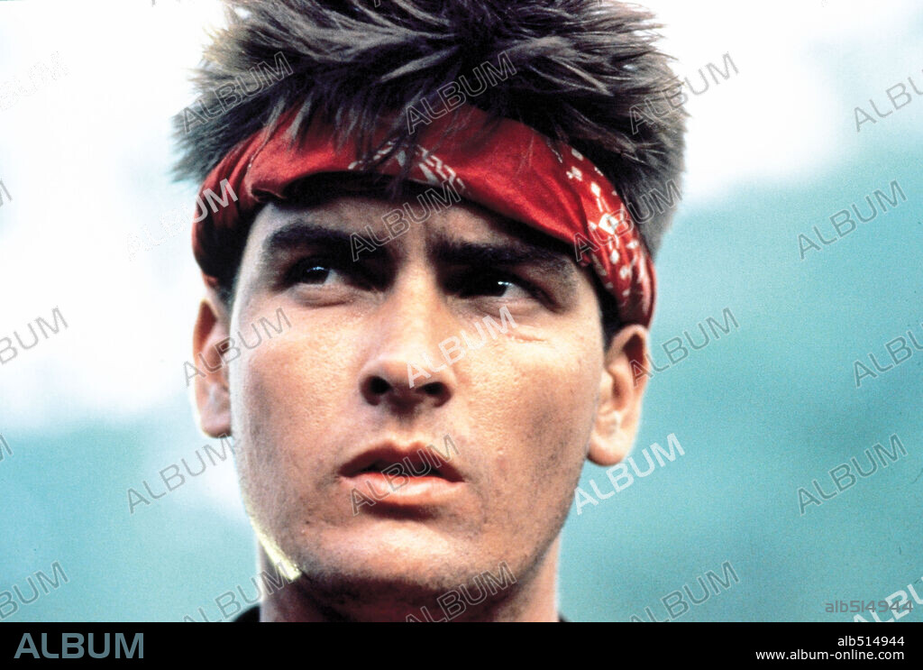 CHARLIE SHEEN dans PLATOON, 1986, réalisé par OLIVER STONE. Copyright ORION PICTURES.