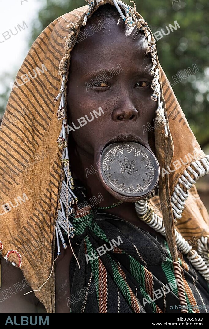 Woman with lip plates and headdress, portrait, tribe of the Mursi, Southern Nations Nationalities and Peoples' Region, Ethiopia, Africa.