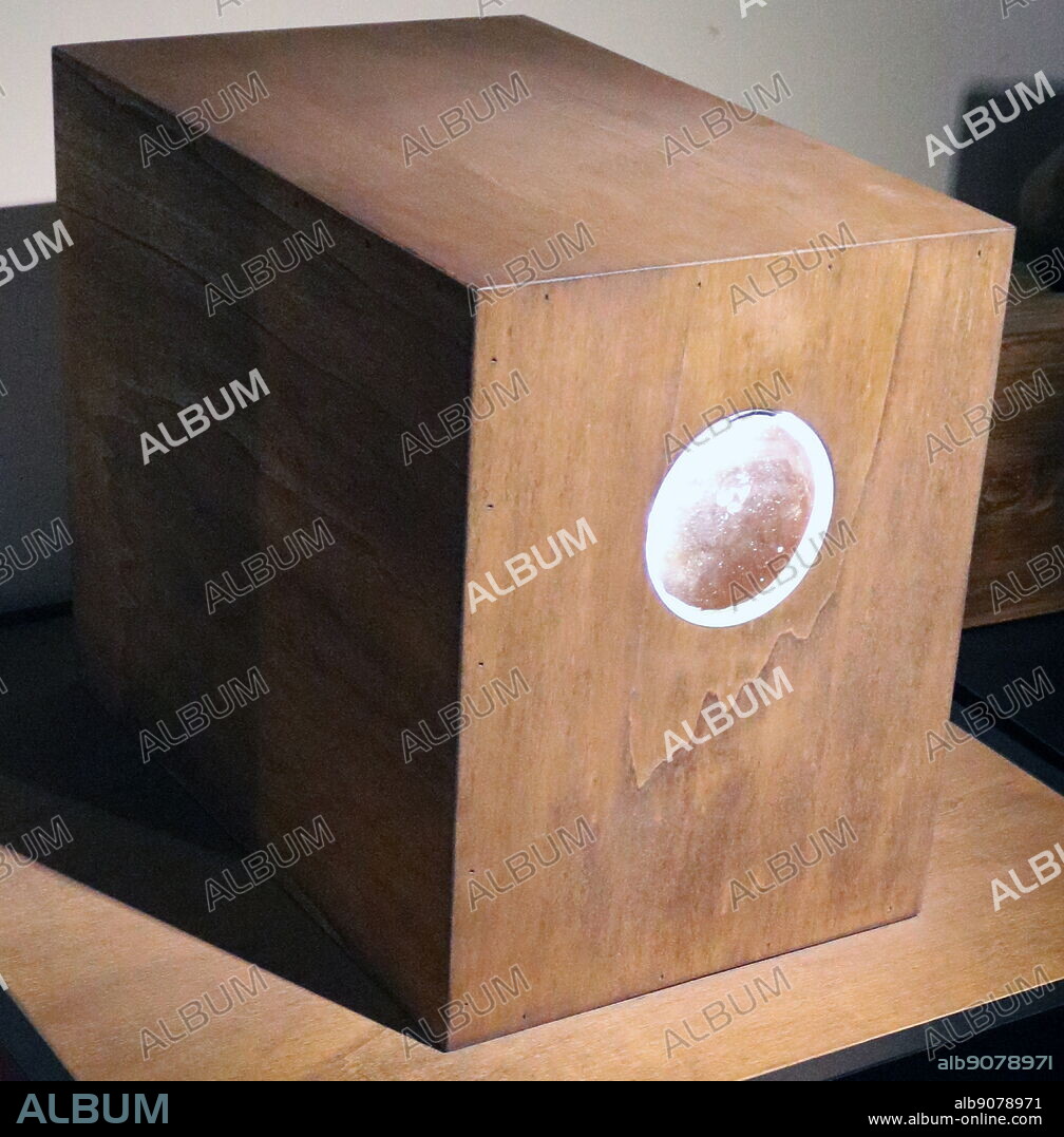 Leonardo da Vinci's Camera Obscura (projector). Re-construction from a drawing in the Codex Atlanticus, Italian polymath Leonardo da Vinci (1452-1519), familiar with the work of Alhazen in Latin translation and after an extensive study of optics and human vision, wrote the oldest known clear description of the camera obscura in mirror writing in a notebook in 1502.