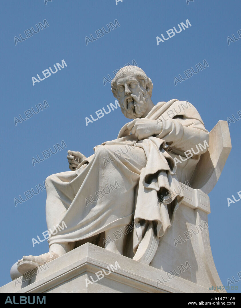 ARISTOTELES (-384 A-322). Filósofo griego nacido en Estagira (Macedonia). Ingresó en la Academia de Platón hasta la muerte del maestro. Preceptor de Alejandro Magno. En el año-335 regresó a Atenas fundando el Liceo o Escuela peripatética Estatua moderna ubicada delante del edificio de La Academia de Atenas. Grecia Siglo XIX.