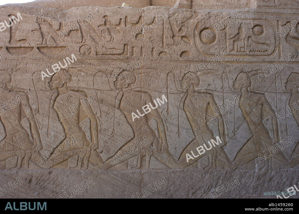 ARTE EGIPCIO. Relieve con la representación de un GRUPO DE PRISIONEROS con rasgos negroides "nubios" (simbolizan a los enemigos fronterizos de Egipto). TEMPLO MAYOR DE RAMSES II. Imperio Nuevo. ABU SIMBEL. Egipto. Norte de Africa.