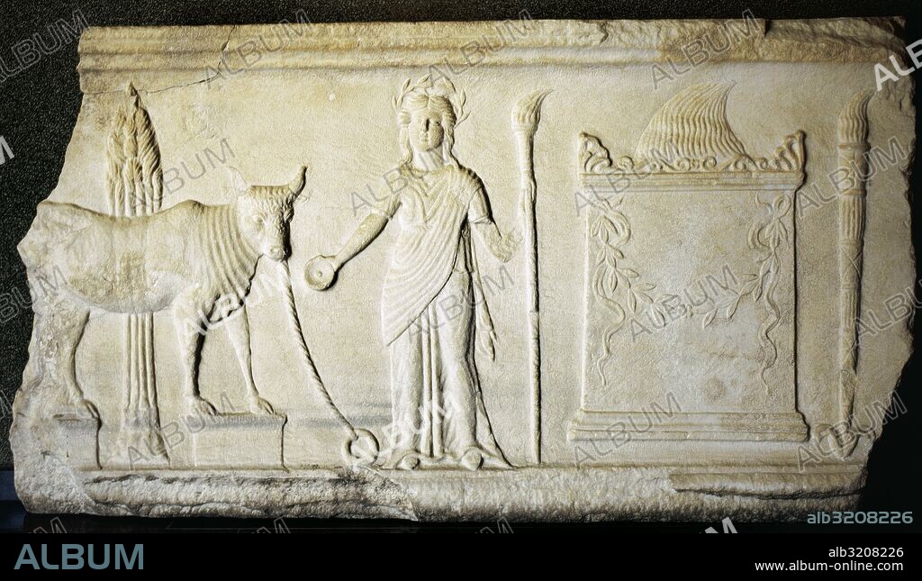 Relieve del Templo de Trajano donde se representa la escena del sacrificio de un toro por la diosa Demeter. Museo de Pérgamo. Turquía.