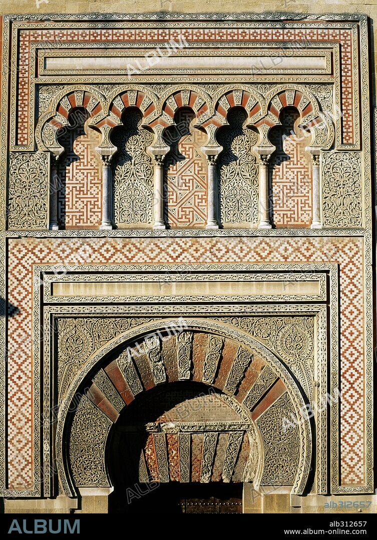 Mezquita de Córdoba (784, siglo VIII). Detalle del arco principal y decoración de la Puerta de la Calle Magistral González Francés. Córdoba, España.