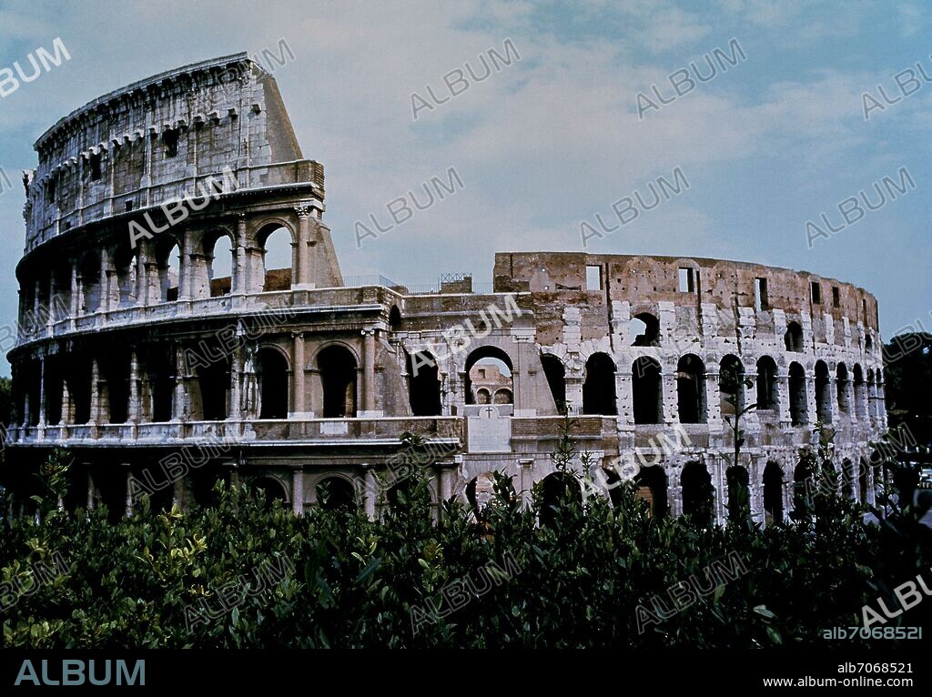 EXTERIOR DEL COLISEO ROMANO CONSTRUIDO EN EL SIGLO I, FACHADA ARTICULADA EN CUATRO ORDENES ARQUITECTONICOS SUPERPUESTOS.