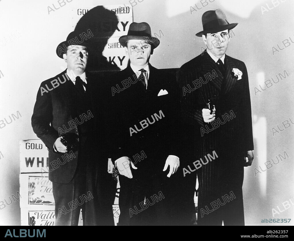 HUMPHREY BOGART and JAMES CAGNEY in THE ROARING TWENTIES, 1939, directed by RAOUL WALSH. Copyright WARNER BROS/FIRST NATIONAL.