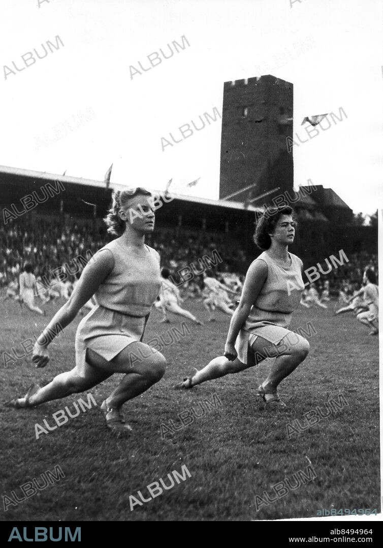 SEKLET-SPORT-30    Lingiaden. 7 000 gymnaster från 37 länder samlas till uppvisnig på Stockholms Stadion för att hylla 100-årsminnet av Per Henrik Ling, "den svenska gymnastikens fader". Foto: TT Kod: 194/9909 COPYRIGHT SCANPIX SWEDEN.
