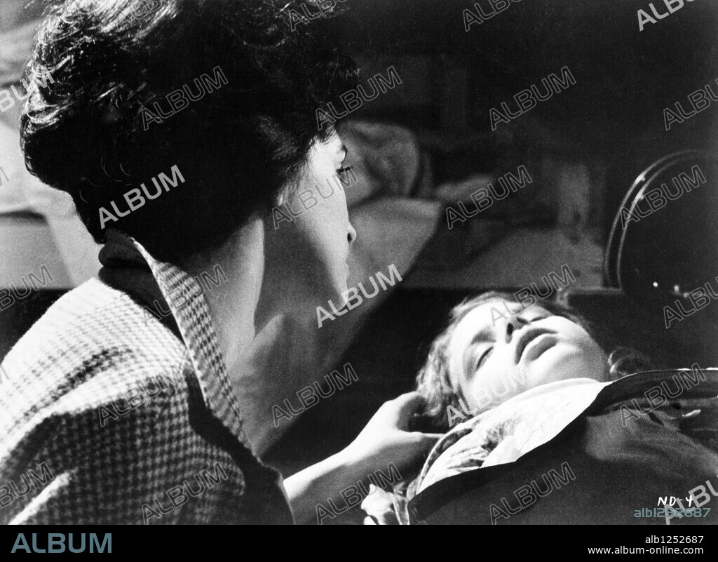 KYRA SCHON and MARILYN EASTMAN in NIGHT OF THE LIVING DEAD, 1968, directed by GEORGE A. ROMERO. Copyright MARKET SQUARE PRODUCTIONS.