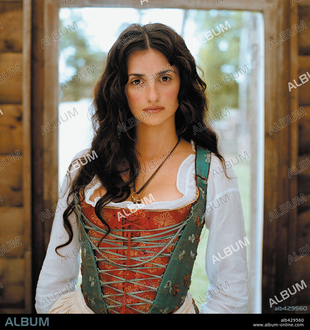 PENELOPE CRUZ en FANFAN LA TULIPE, 2003, dirigida por GERARD KRAWCZYK. Copyright CENTRE NATIONAL DE LA CINEMATOGRAPHIE/EUROPA CORP.