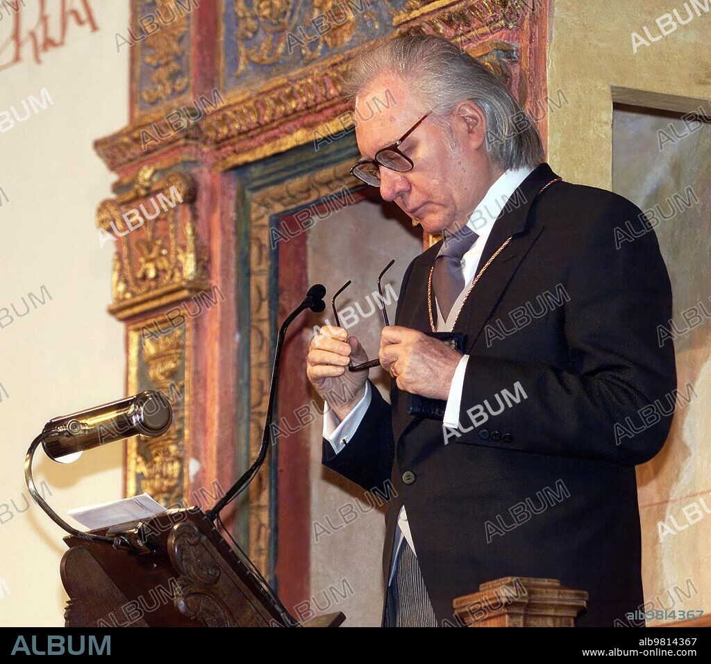 April 22, 2001. Alcala de Henares...Madrid...23..4..01..Presentation of the Cervantes Prize to Francisco Umbral...Photo Chema Barroso...Jose Garcia...Archdc.