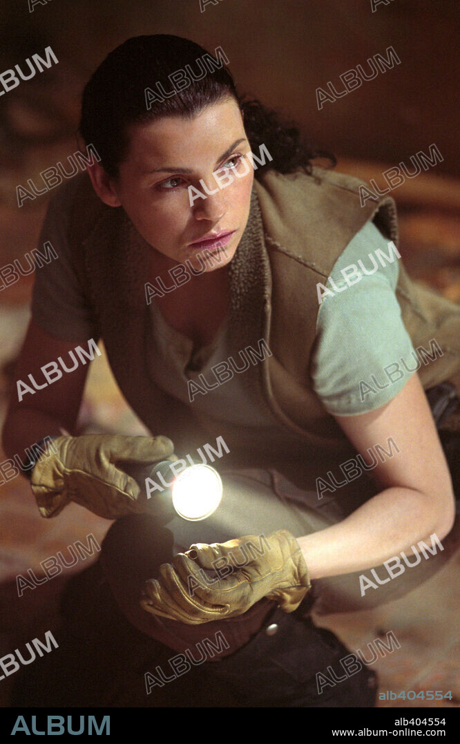 JULIANNA MARGULIES in GHOST SHIP, 2002, directed by STEVE BECK. Copyright WARNER BROS. PICTURES.