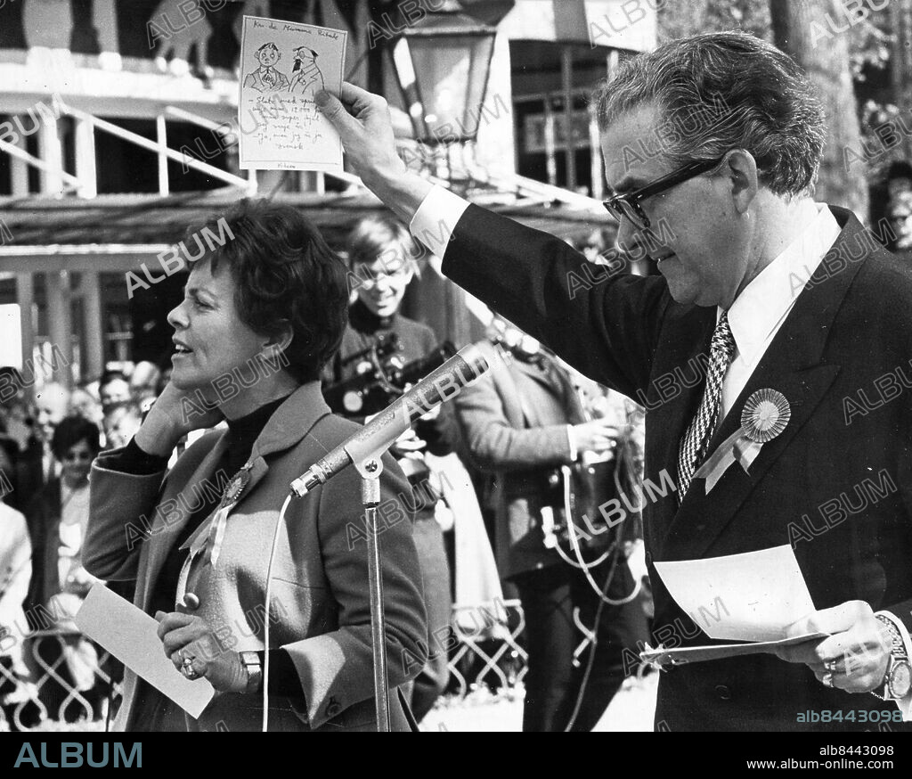 STOCKHOLM 1968-04-28. Greklandsinsamling på Gröna Lund. Kämpar för demokrati i Grekland: Stig Järrel och Sickan Carlsson. Foto: Gunnar Westerlind / Expressen / TT / kod 192 . ** OUT AFTONBLADET **.