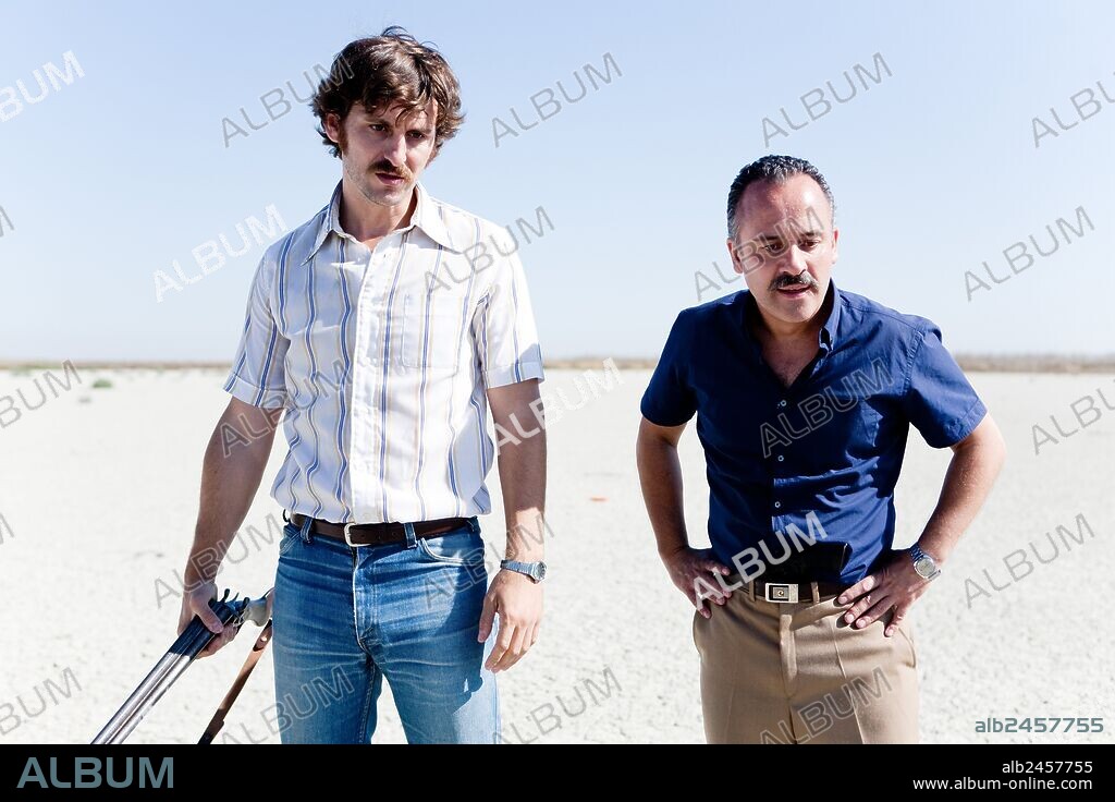 JAVIER GUTIERREZ y RAUL AREVALO en LA ISLA MINIMA, 2014, dirigida por ALBERTO RODRIGUEZ. Copyright ATRESMEDIA CINE/ATIPICA FILMS/SACROMONTE FILMS.