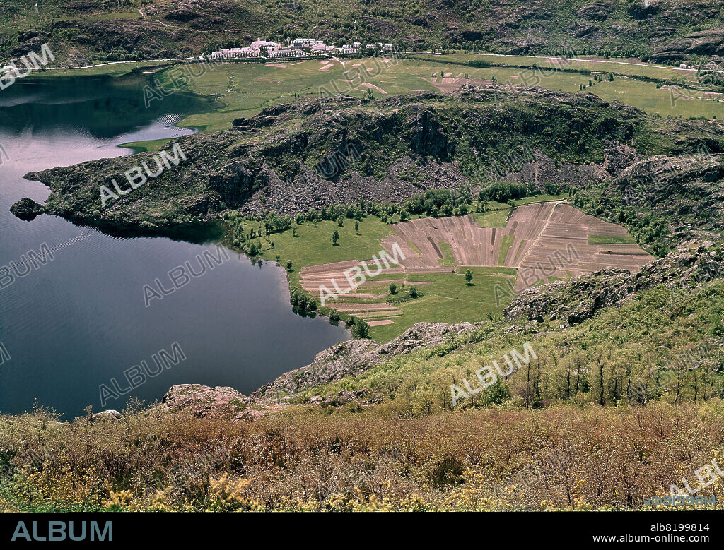 LA LAGUNA DE SANABRIA ENTRADA DEL RIO TERA EN LA LAGUNA Y RIBADELAGO NUEVO AL FONDO - FOTO AÑOS 60.