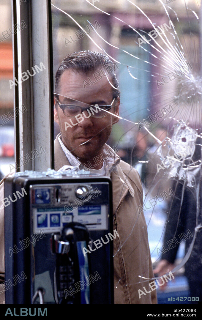 KIEFER SUTHERLAND in PHONE BOOTH, 2002, directed by JOEL SCHUMACHER. Copyright FOX 2000 PICTURES.