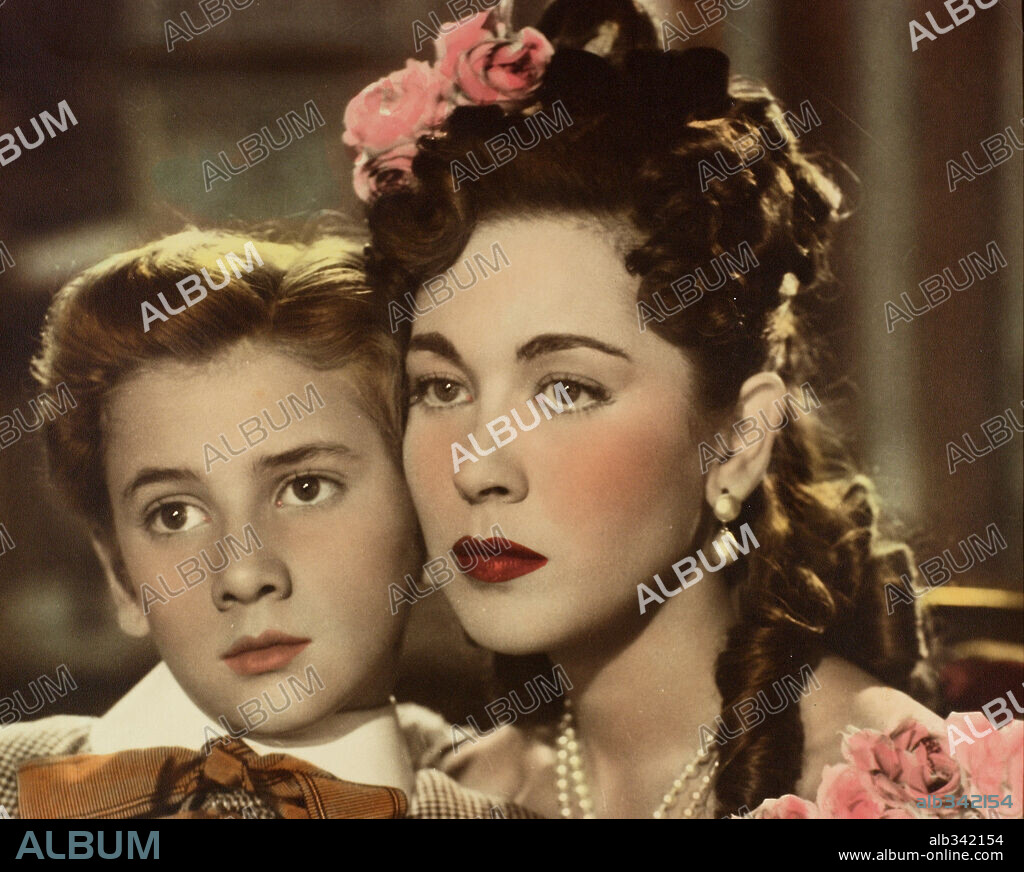AURORA BAUTISTA y CARLOS LARRAÑAGA en PEQUEÑECES, 1950, dirigida por JUAN DE ORDUÑA. Copyright COMPAÑIA INDUSTRIAL FILM ESPAÑOL (CIFESA).