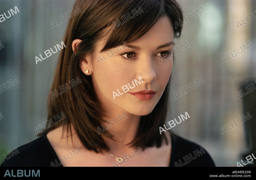 CATHERINE ZETA-JONES en LA TERMINAL, 2004 (THE TERMINAL), dirigida por STEVEN SPIELBERG. Copyright DREAMWORKS SKG/AMBLIN / MORTON, MERRICK.