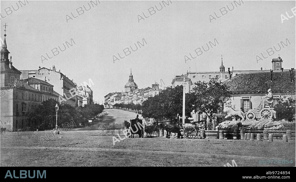 Madrid, 1855. La fuente de Cibeles aún aparece en su primitivo emplazamiento, junto al paseo de Recoletos. Los aguadores cargan sus carros con el agua que luego distribuirían por toda la ciudad. Más de cincuenta se abastecían en la fuente de la diosa. Todavía no está ni el Banco de España ni el cuartel general del Ejército.