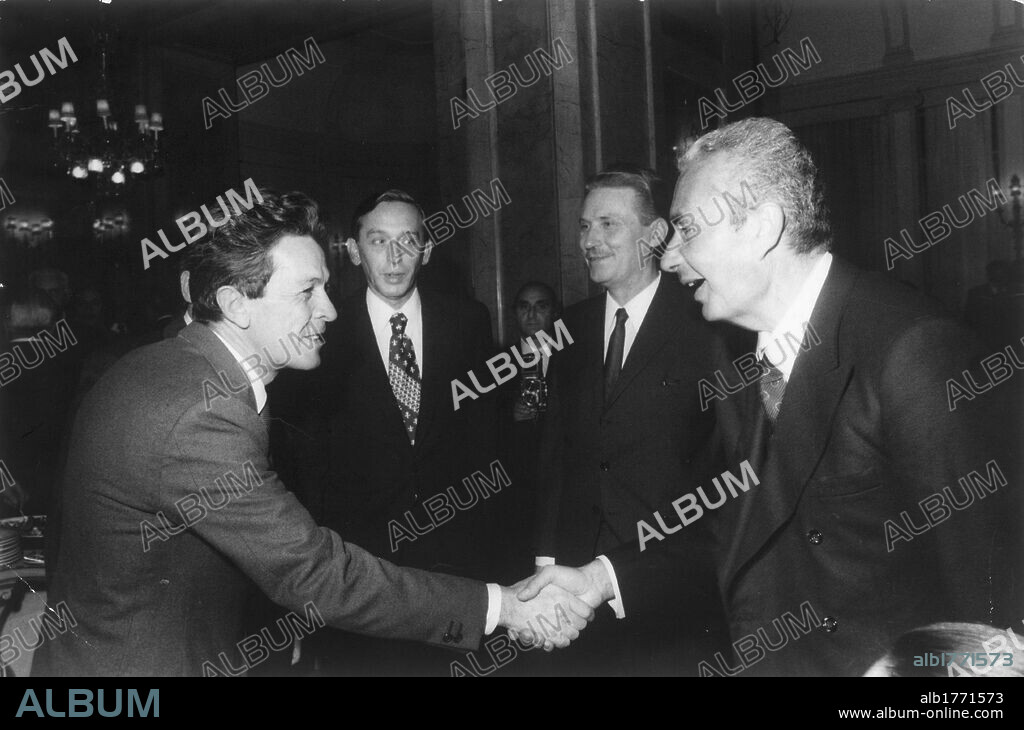 A meeting between Gyorgy Lazar and Enrico Berlinguer. The Hungarian Prime Minister Gyorgy Lazar and Italian Communist Party Secretary Enrico Berlinguer shaking hands inside the Hungarian Embassy. Rome, 1975.