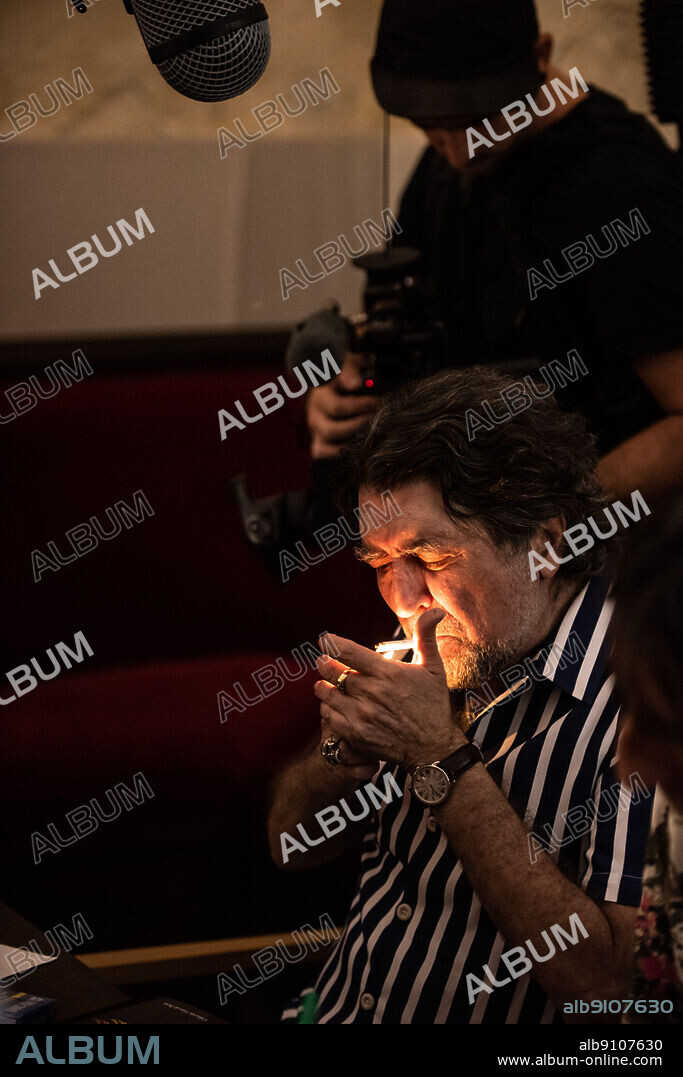 JOAQUIN SABINA en SINTIENDOLO MUCHO, 2022, dirigida por FERNANDO LEON DE ARANOA. Copyright BTF Media / Sony Music España.