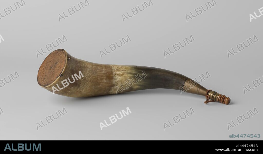 Cow horn herb horn with wooden base and copper mouth, Kruithoorn, wide part sealed with wooden bottom, copper staple smashed for attachment of string, on a narrow end cylindrical piece in various thicknesses of copper with wooden pin (top pin decorated with the same) with a piece of string attached., anonymous, Netherlands, 1800 - 1830, horn (animal material), copper (metal), wood (plant material), l 35 cm × d 7.3 cm.