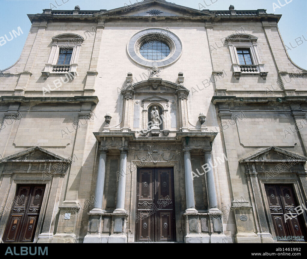 ARTE S. XVIII. ESPAÑA. CATEDRAL DE SANT PERE. Vista de la fachada neoclásica, construída entre los años 1781 y 1803. Vic. Provincia de Barcelona. Cataluña.