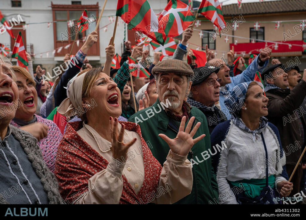 ENRIQUE VILLEN y MARIBEL SALAS en LA PEQUEÑA SUIZA, 2019, dirigida por KEPA SOJO. Copyright Nadie es perfecto / Stopline Films / Kuttuna Filmak / TVE.