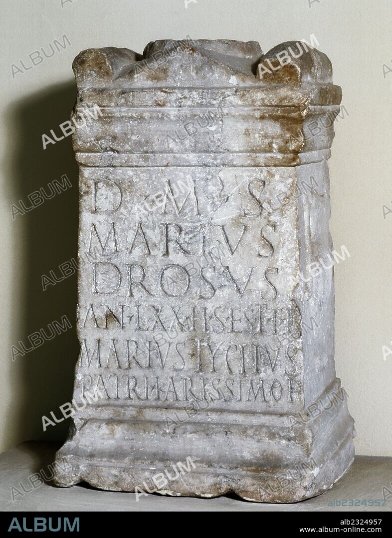 ARTE ROMANO. ESPAÑA. Siglo I d. C. ALTAR DE MARMOL BLANCO de Almadén de la Plata (provincia de Sevilla). Fechado entre los siglos II-III a. C. Altar consagrado a MANES (almas de los familiares muertos a los que se daba culto como divinidades) Procede de Mérida (provincia de Badajoz, Extremadura, España). Museu Episcopal del Vic. Provincia de Barcelona. Comarca de Osona. Cataluña.