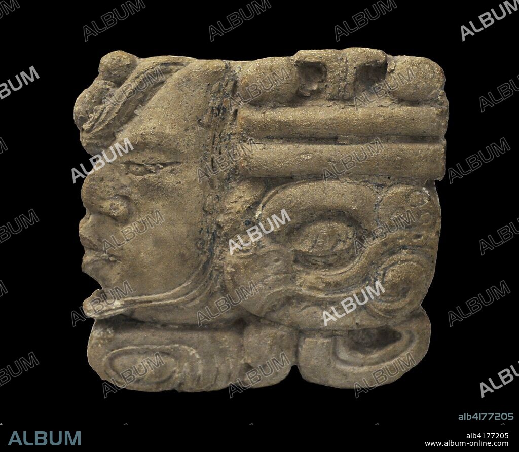 Glifo numérico. Glifo que representa el numeral 4. Ubicado en la fachada del Palacio, fue recogido en 1787 por el capitán Antonio del Río en Palenque (Chiapas, México). Cultura Maya. Clásico Tardío (600-900 d. C.). México. Estuco. Museo de América. Madrid. España.