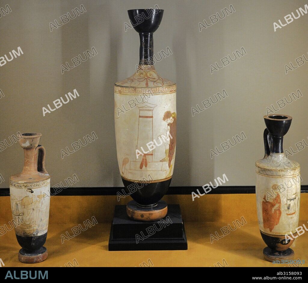 Arte griego. Lekythos blanco tierra. Piezas funerarias de mujeres y jóvenes. Utilizados para contener aceites perfumados. Arcilla. Atica, hacia el 440 a. C. Pintor Thanatos. Museo del Hermitage (The State Hermitage Museum). San Petersburgo. Rusia.