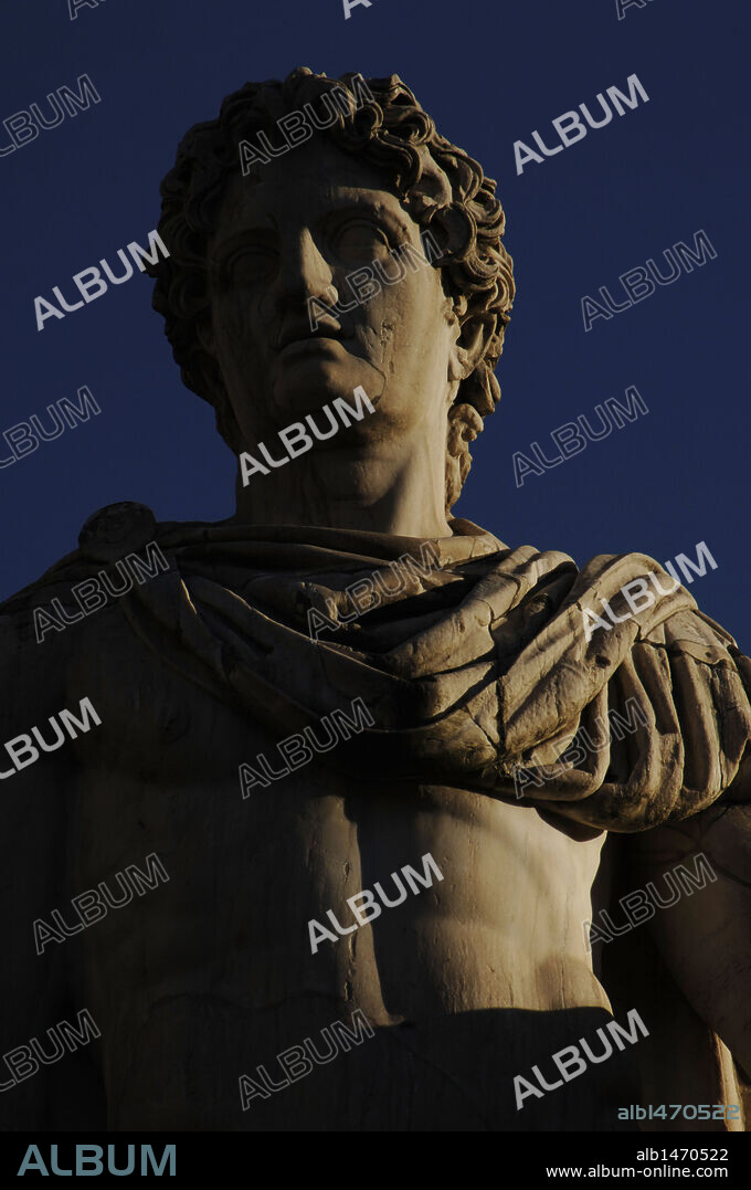 DIOSCUROS. Tindáridas CASTOR Y POLUX, gemelos solares hijos de Zeus. Detalle de la ESTATUA de uno de los DIOSCUROS. Balaustrada de la escalinata de la "Cordonata" de la PLAZA CAPITOLIO (PIAZZA DEL CAMPIDOGLIO). Roma. Italia.